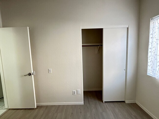 Building Photo - MUST SEE HOME IN AVONDALE WITH POOL!