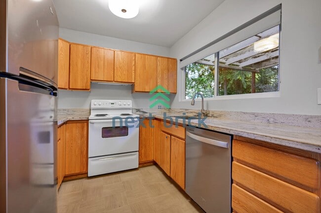 Building Photo - Welcome to this beautifully located 4-bedroom, 2-bath