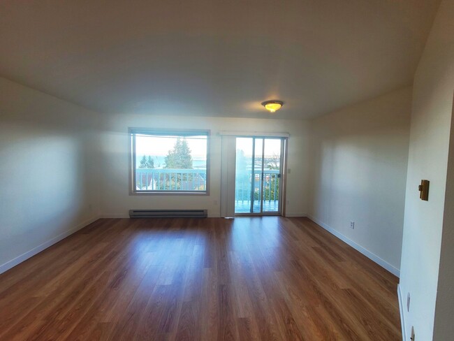 Building Photo - Bay View & City View Condo Great Location ...