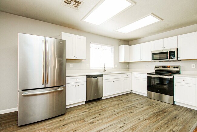 Building Photo - 5338 E Florian Ave