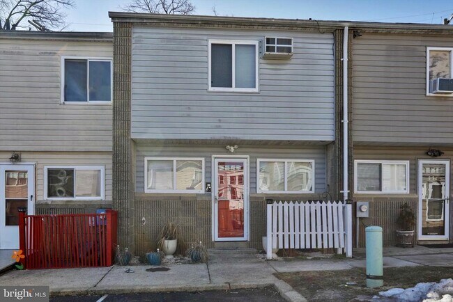 Building Photo - 63 Town Pines Ct