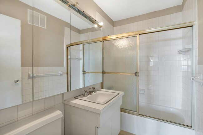 Building Photo - 2000 Linwood Ave