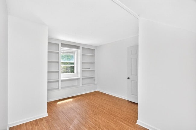 Building Photo - 3008 Lakeshore Dr