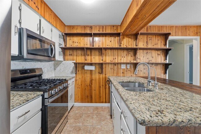 Building Photo - 7000 Shannon Dr