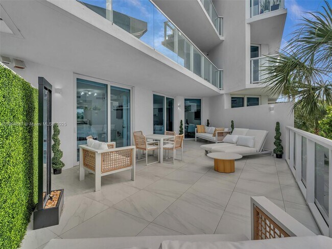 Building Photo - 9821 E Bay Harbor Dr