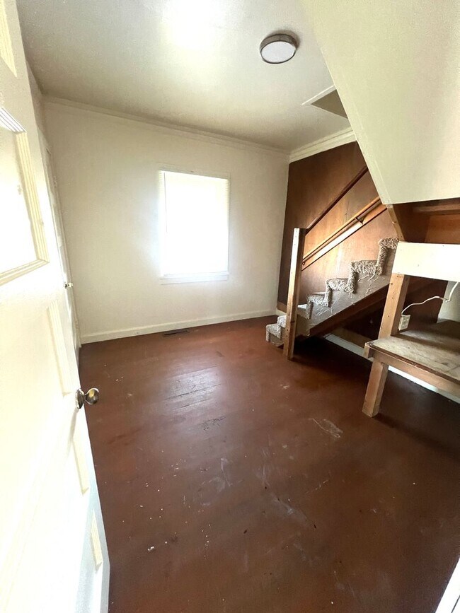 Building Photo - 4 Bedroom 2 Bath Single Family Home