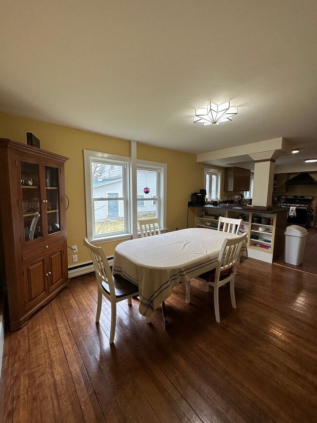 Building Photo - Spacious Single-Family House - Close to Mi...