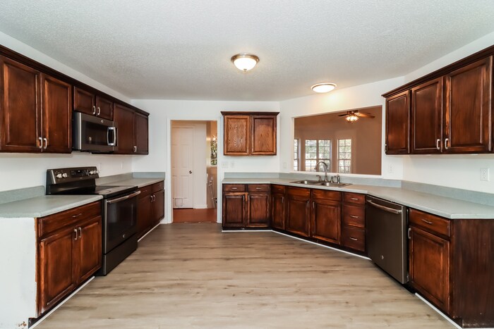 Building Photo - 389 Tapley Rd