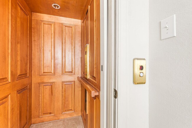 Building Photo - Corner Lot Beauty in Stone Oak Area