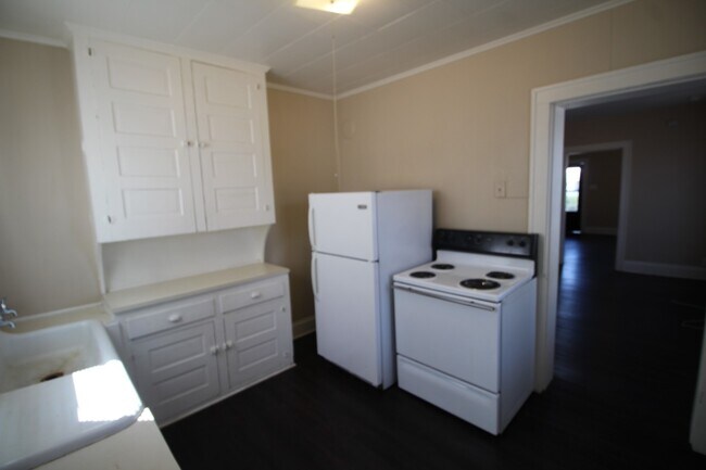 Building Photo - 2 bedroom town-home in Milo-Grogan Neighbo...