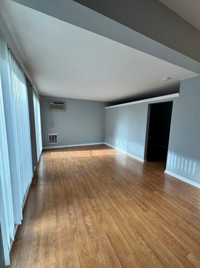 Building Photo - 1960 Cherry Ln