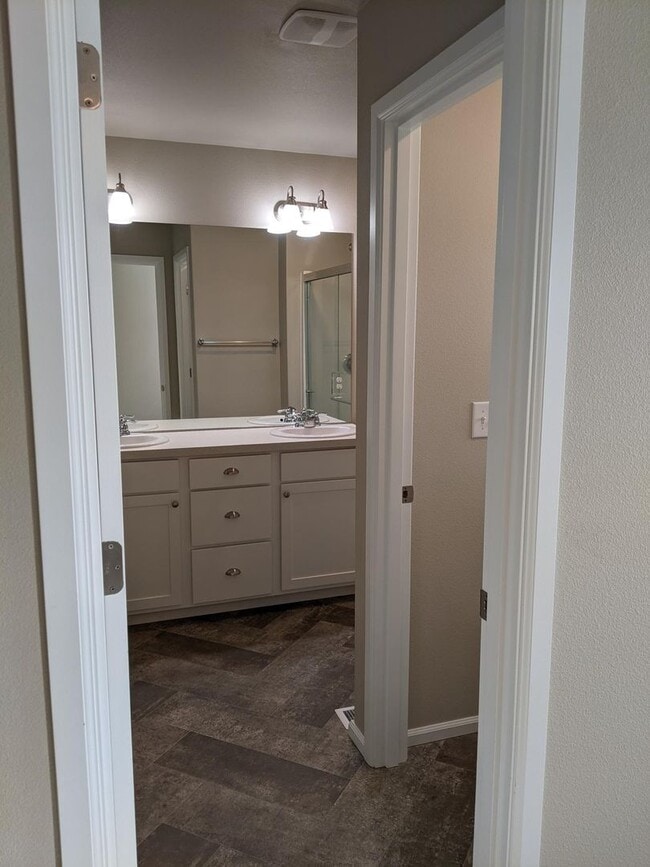 Building Photo - 4/2.5 Townhouse for rent in DuPont!
