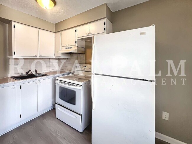 Building Photo - Fort Myers 1BR/1BA Freshly Renovated on First St! Cozy + Affordable = $250 Off 1st Month's Rent.