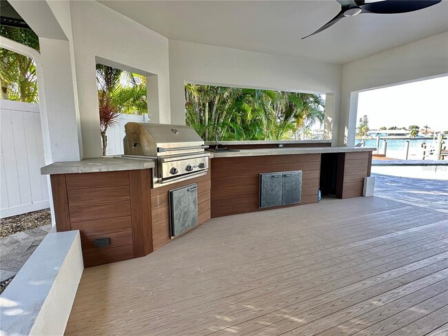 Building Photo - 320 Palm Island NE