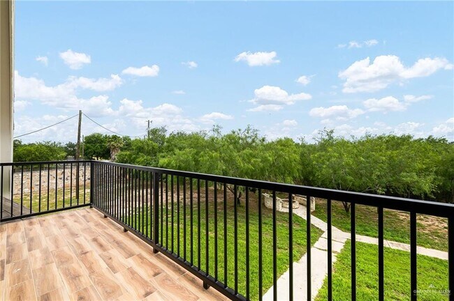 Building Photo - 12304 Lakeview Dr