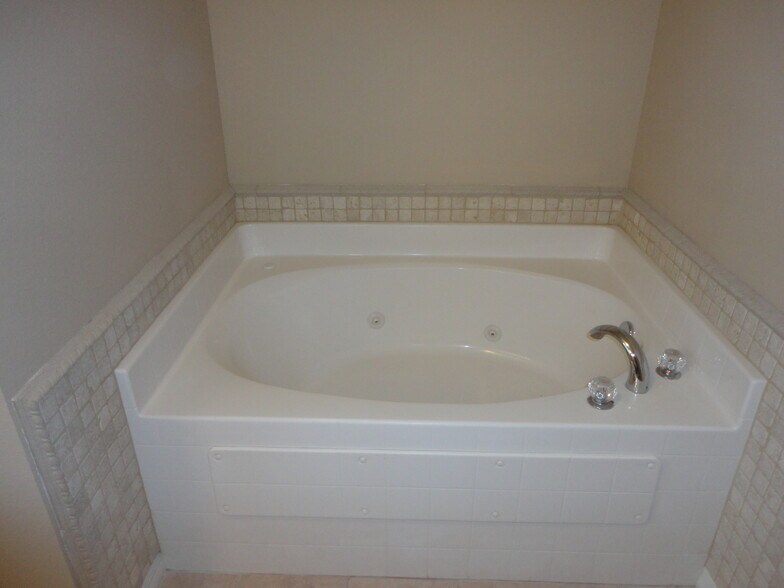 Building Photo - 648 Winding Lake Dr