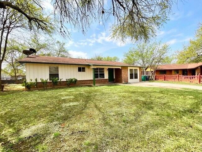 Building Photo - *MOVE IN SPECIAL* Tucked Away on a Cul-de-Sac | 3-Bedroom San Antonio Home!