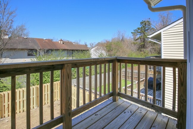 Building Photo - Updated Townhome w/GARAGE in BRANCHWOOD!