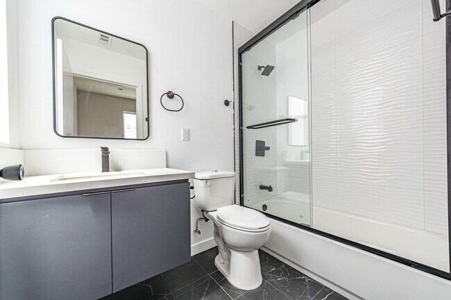 Building Photo - Stunning 4-bedroom, 4-bathroom tri-level t...