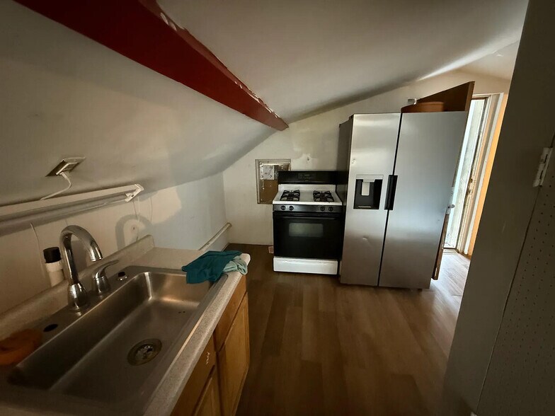 Primary Photo - 1228 N Cleaver St
