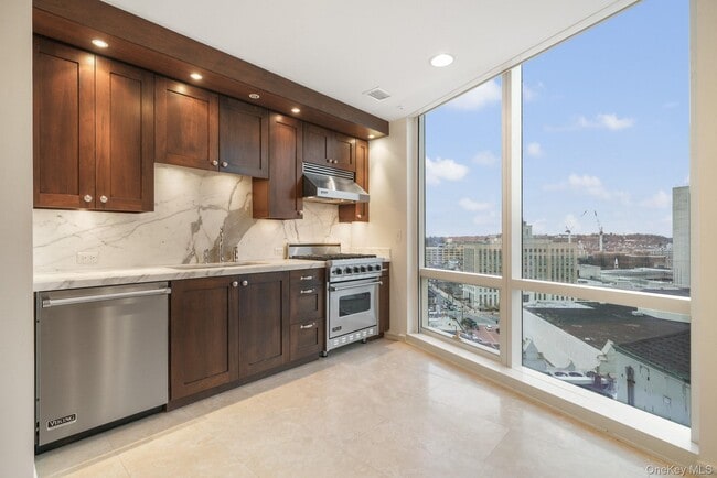 Building Photo - 1 Renaissance Square