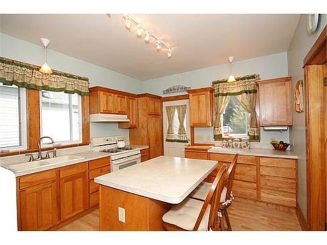 Building Photo - 4 Bedroom 1 Bath Adorable Home in St. Paul
