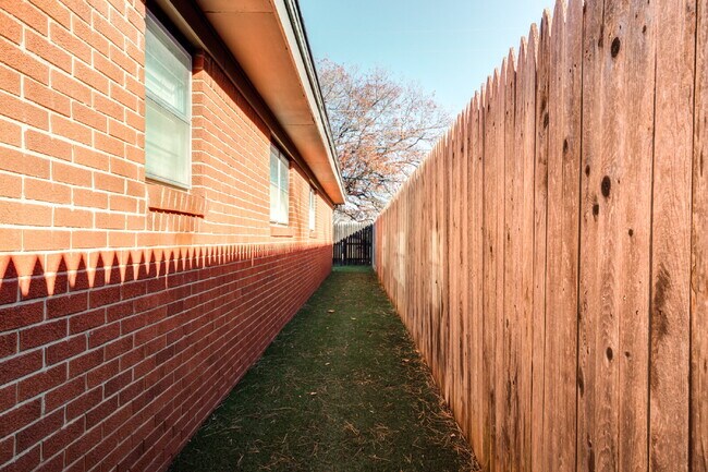 Building Photo - Wonderful 2 Bedroom 1.5 Bathroom Duplex!!!