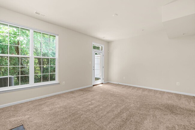 Building Photo - 3 Bedroom 3.5 Bathroom - Wheaton Townhouse...