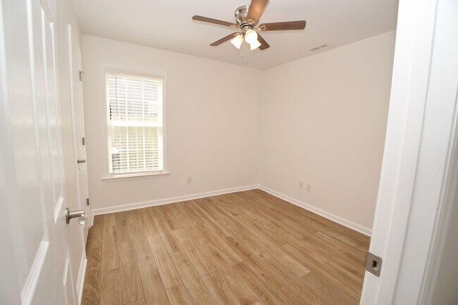 Building Photo - 210 Hayden Pl