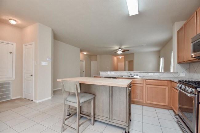 Building Photo - 6127 Carver Pines Dr