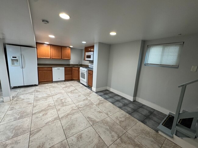 Building Photo - 6438 N Fairfield Ave