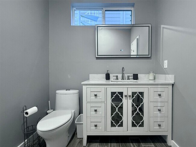 Building Photo - 608 W Drew St