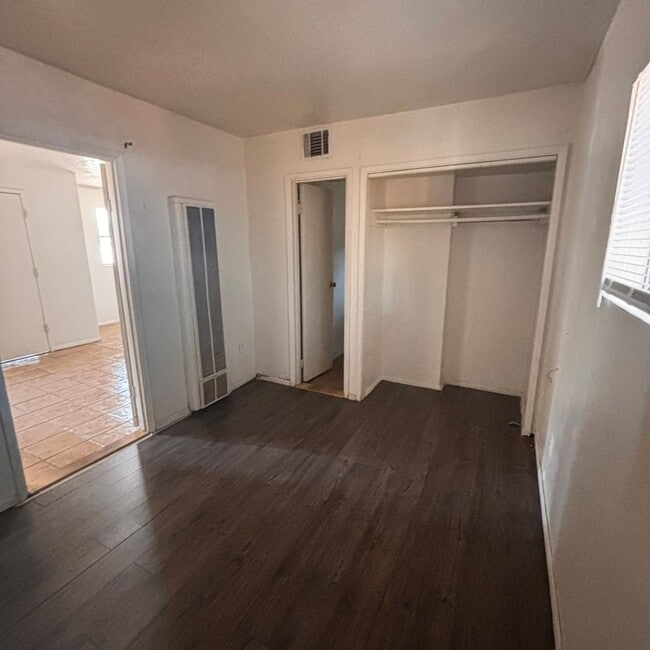 Building Photo - 1 Bedroom Duplex Avail