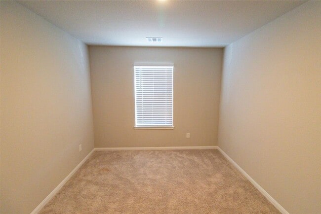 Building Photo - 2221 Middle Rdg Dr