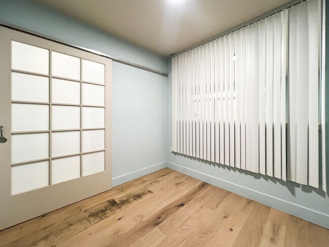 Building Photo - 1bd/1ba Seattle Condo