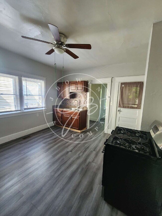 Building Photo - Large 3 bed with over 1600 sq. ft!