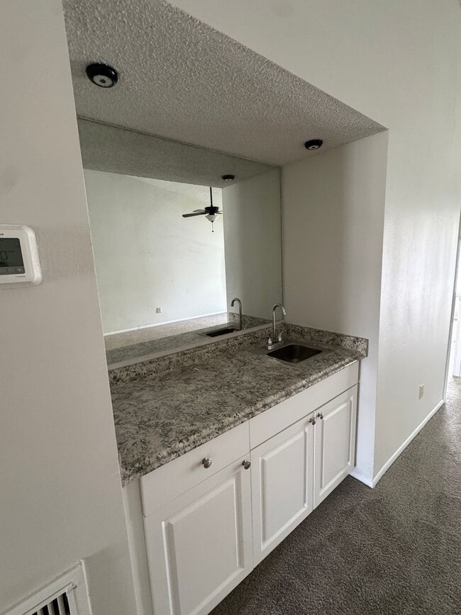Building Photo - Newly Remodeled 2/2 in Pine Shadows Condom...