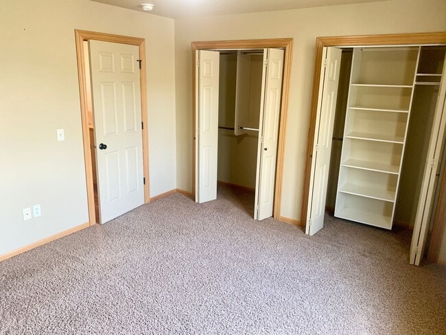 Building Photo - 2 Bedroom 1.5 Bathroom located in the Heights!