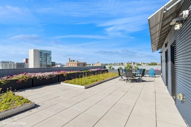 Building Photo - $1,199 | Studio Apartment - Fully Furnishe...