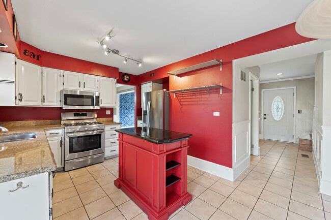 Building Photo - 2158 Countryside Cir