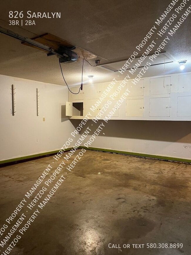 Building Photo - 826 Saralyn-