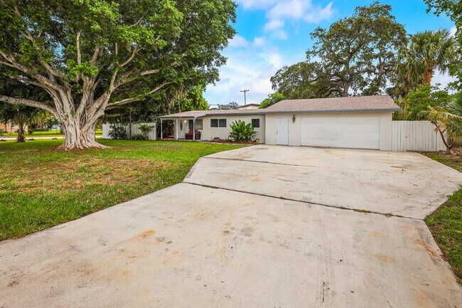 Building Photo - 701 Florida Mango Rd