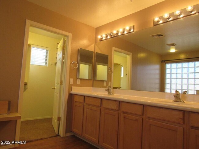 Building Photo - 1927 W Fruit Tree Ln