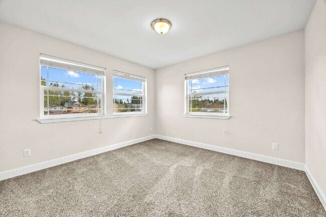 Building Photo - **APPLICATION ALREADY RECEIVED. NO SHOWINGS AT THIS TIME** 4 bedrooms, 2.5 bathrooms with attache...