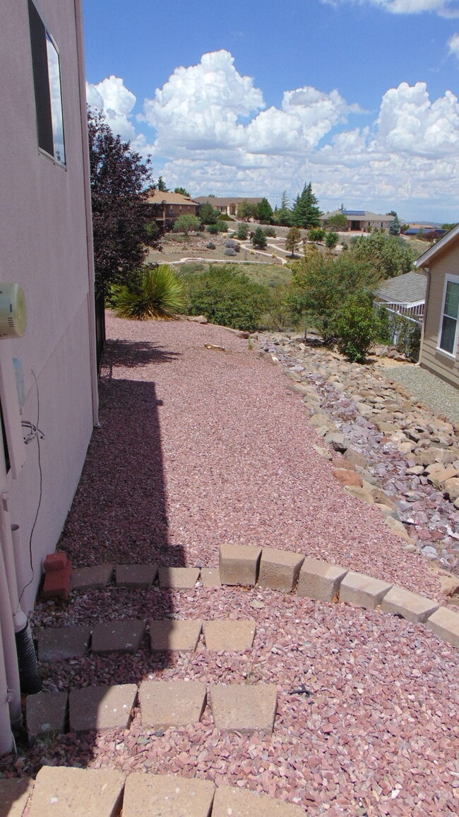 Building Photo - 1065 Longview Dr