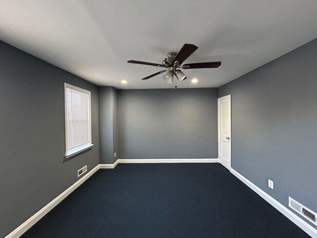 Building Photo - 3 Bedrooms and 1.5 baths Available!