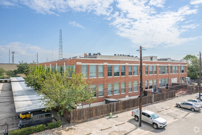 Primary Photo - Live Oak Lofts