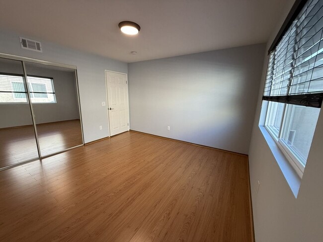 Building Photo - Bright & Updated 2BR Townhome Across from Fremont Park
