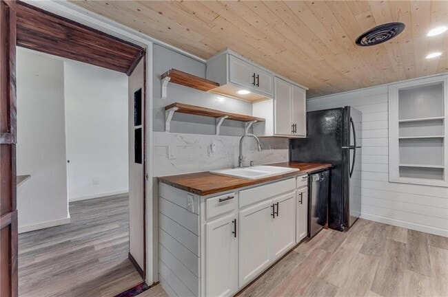 Building Photo - 301 Melton Dr