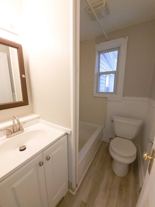 Building Photo - 1027 35th St SW